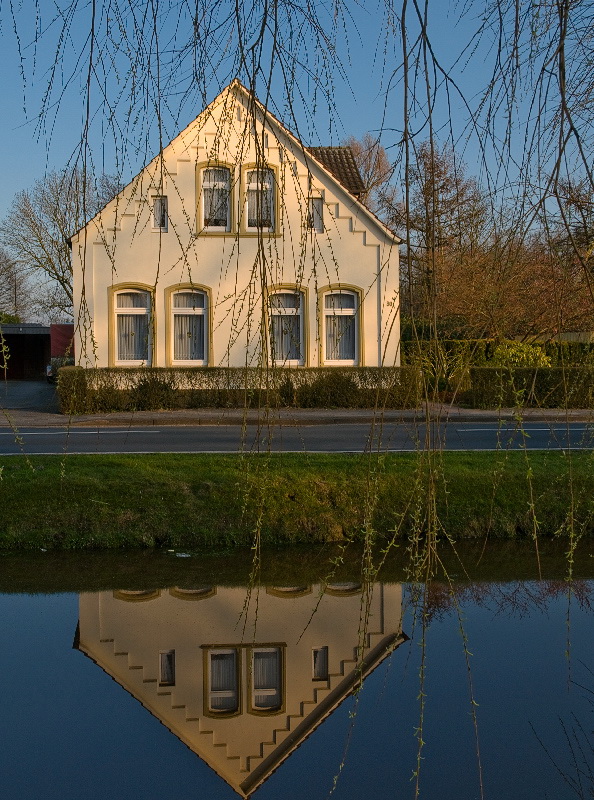 Haus-D35_5768-als-Smart-Objekt-1.jpg - Nun erstmal mit einem Spaziergang in Papenburg sich die Beine vertreten - entlang der schönen Haüser die sich im Kanal spiegeln.